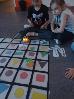 Iepazīšanās ar Bee-Bot robotiem un programmēšanas pamatiem sākumskolā